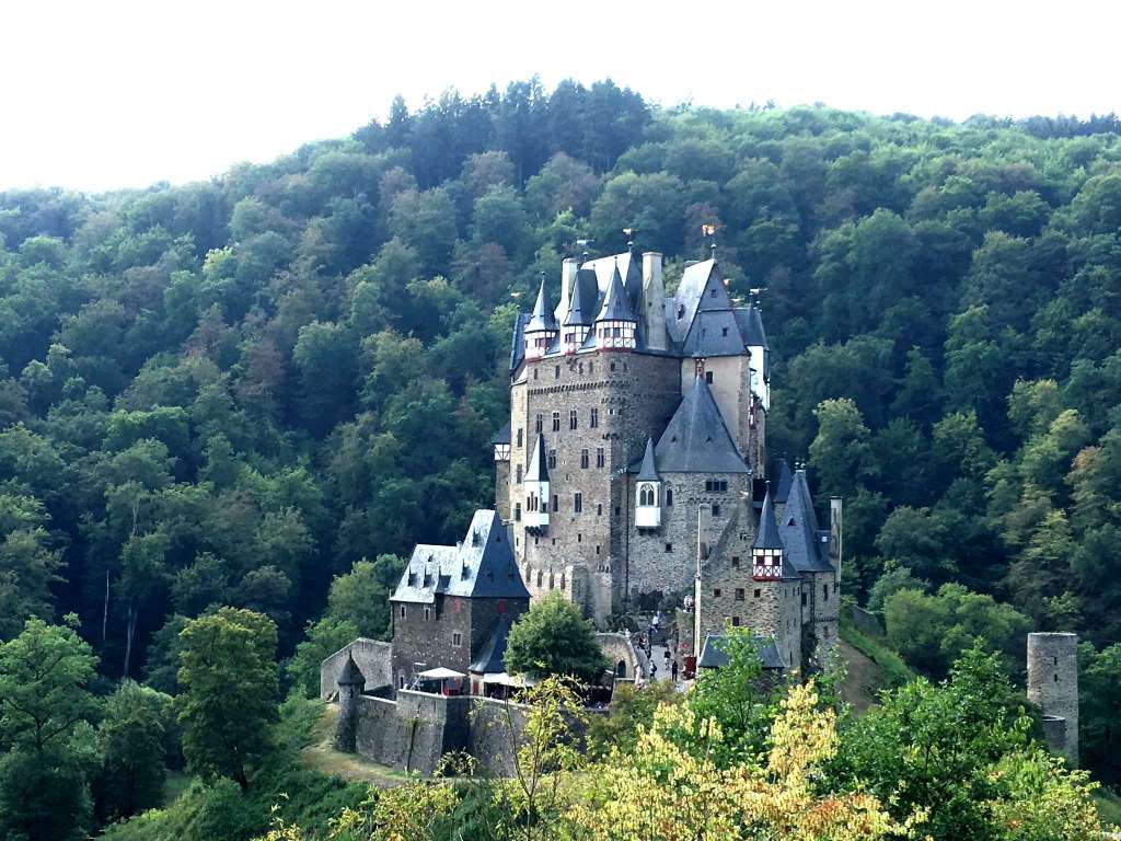 Wanderung zur Burg Eltz - Urlaub an der Mosel in Frienwohnungen Merl, Zandtstraße 9, 56856 Zell (Mosel)