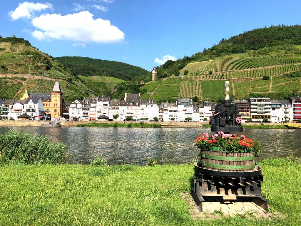 Blick auf Zell (Mosel) mit Weinpresse - Urlaub an der Mosel in Frienwohnungen Merl, Zandtstraße 9, 56856 Zell (Mosel)