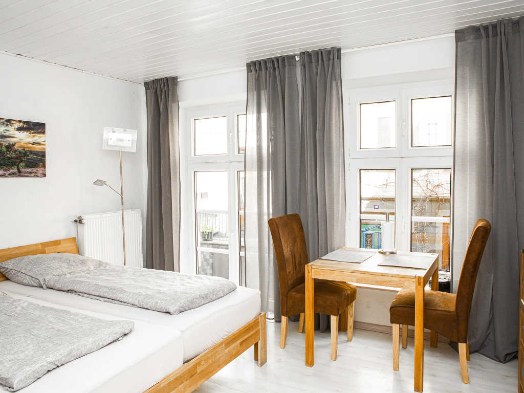 Wohnschlafzimmer mit Essecke - Urlaub an der Mosel in Ferienapartment Kerner in Frienwohnungen Merl, Zandtstraße 9, 56856 Zell (Mosel)