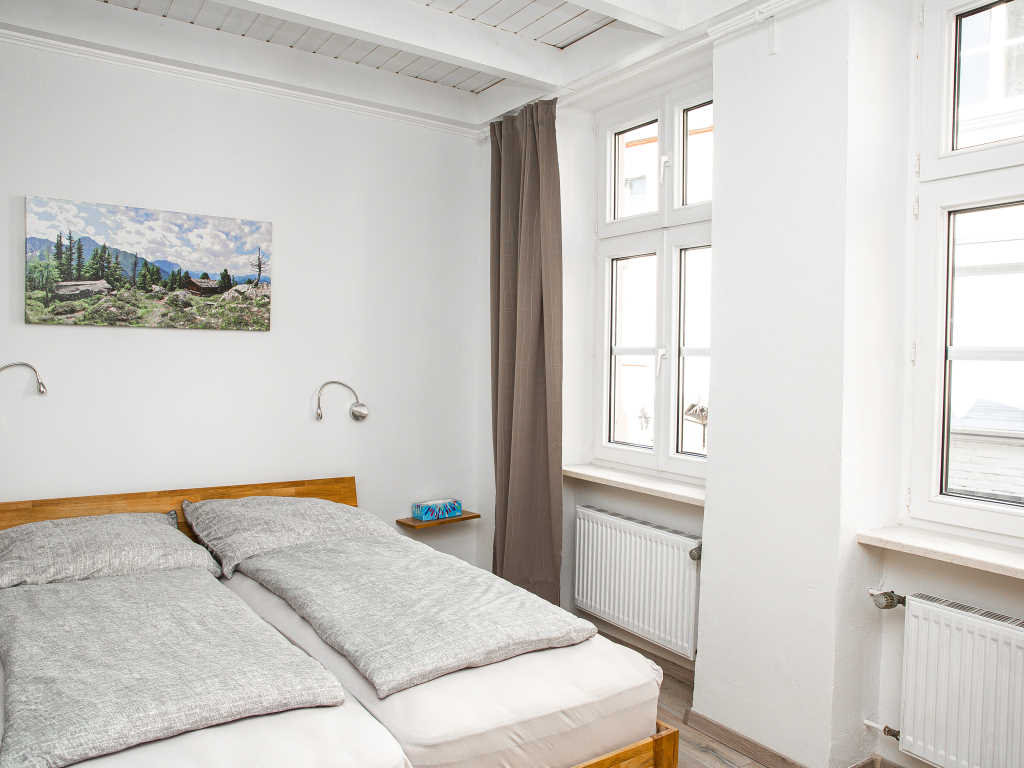 Wohnschlafzimmer mit Bett - Urlaub an der Mosel in Ferienapartment Burgunder in Frienwohnungen Merl, Zandtstraße 9, 56856 Zell (Mosel)