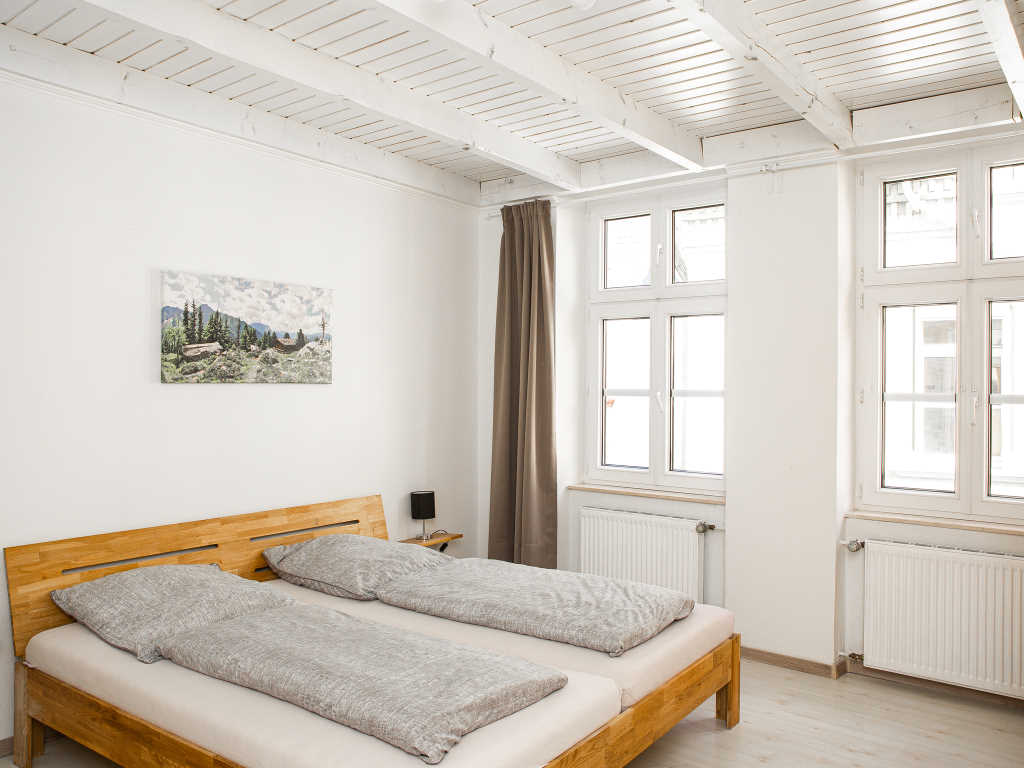 Wohnzimmer mit Doppelbett - Urlaub an der Mosel in Ferienwohnung Dornfelder in Frienwohnungen Merl, Zandtstraße 9, 56856 Zell (Mosel)